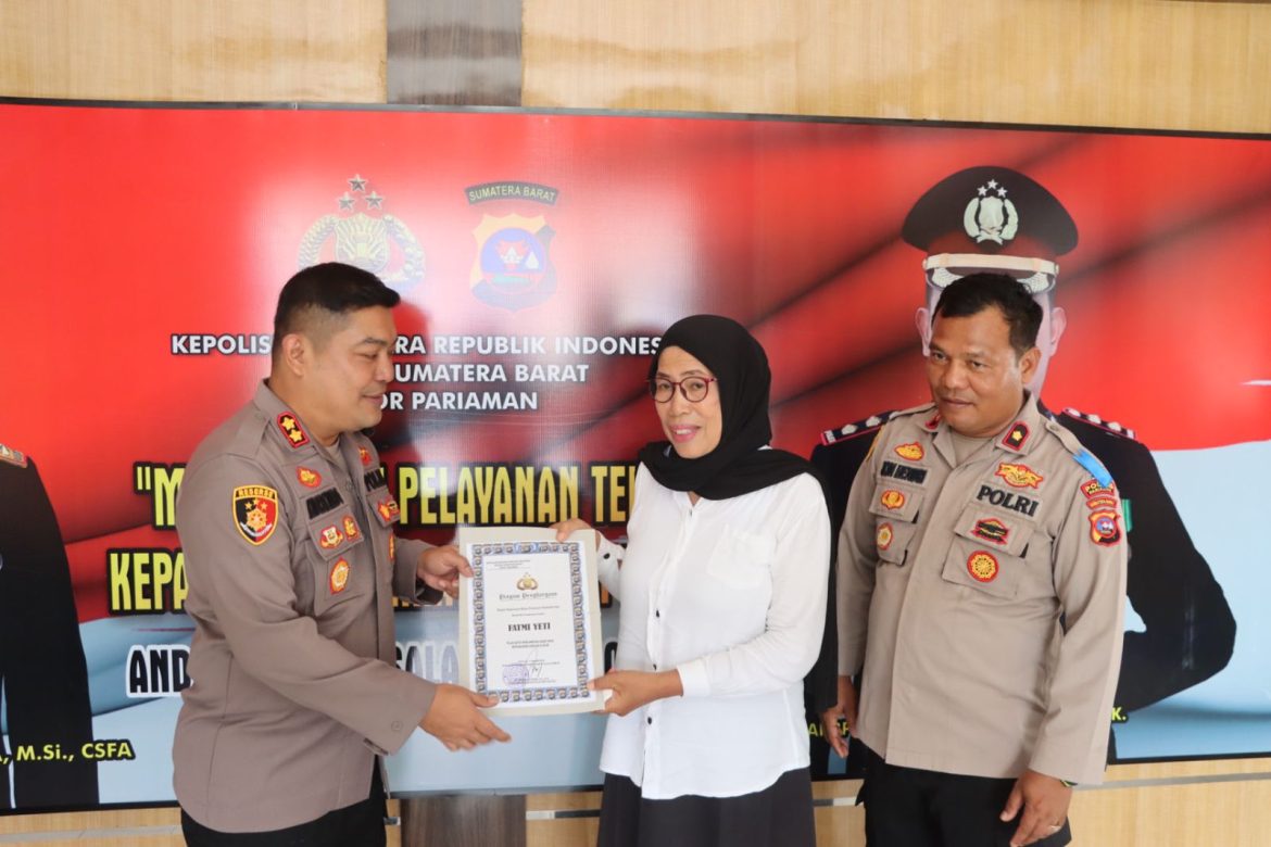 Kapolres Pariaman AKBP Andreanaldo Ademi menyerahkan penghargaan kepada Teta Saba