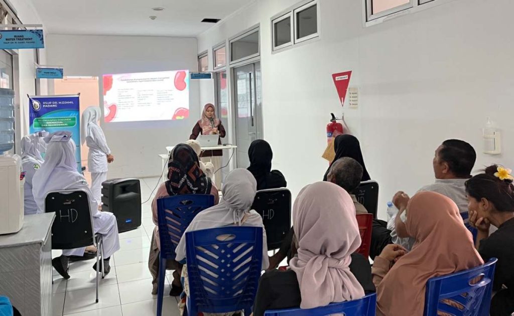 Tim Pengabdian kepada Masyarakat Universitas Mercubaktijaya memberikan edukasi dan penyuluhan terapi komplementer guna meningkatkan peran keluarga dalam perawatan pasien hemodialisis di RS M Djamil Padang.