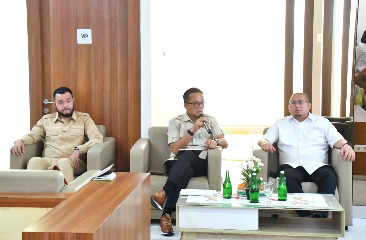 KEPALA Badan Pengaturan BUMN, Dony Oskaria memimpin rapat koordinasi yang digelar di Ruang VIP Bandara Internasional Minangkabau (BIM), Senin (1/12). Hadir Ketua Komisi VI DPR Andre Rosiadedan Wali Kota Padang, Fadly Amran.