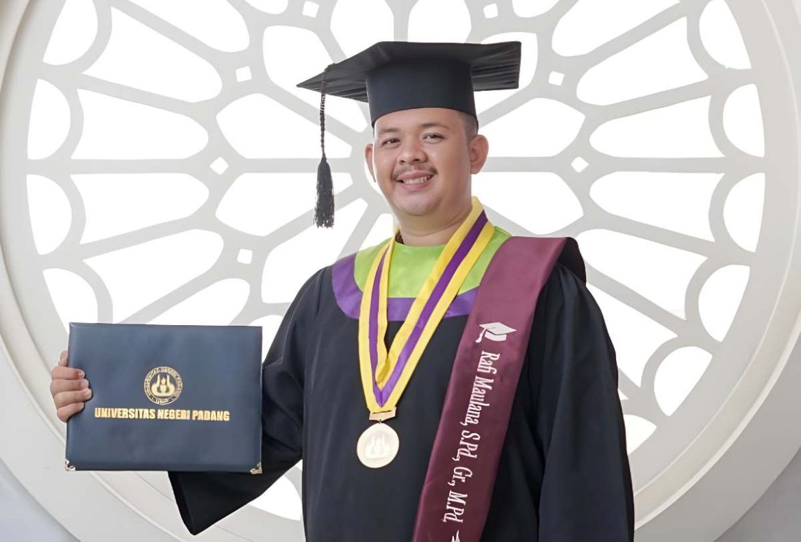 Rafi Maulana, S.Pd., Gr., M.Pd. (Mahasiswa S3 Ilmu Keguruan Bahasa Universitas Negeri Padang)