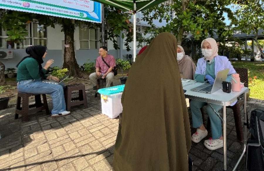drg. Sarah Nabila Wiguna memberikan penjelasan langsung kepada siswa mengenai kondisi kesehatan gigi mereka berdasarkan hasil pemeriksaan berbasis kamera intraoral pada kegiatan GAIA Dental Clinic Goes To School di SMA Negeri 1 Padang.