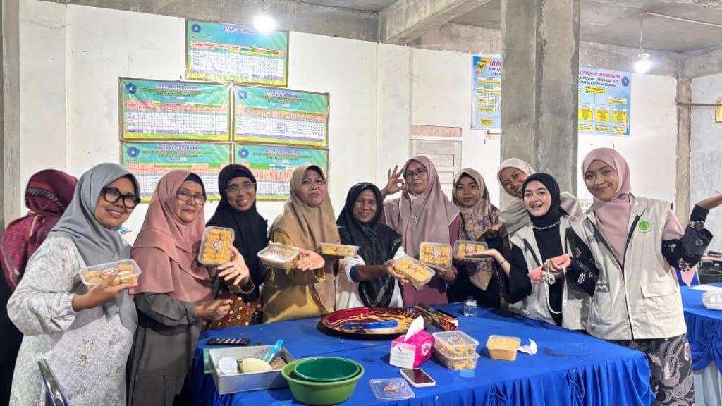 Peserta pelatihan bersama tim pengabdian Universitas Negeri Padang memperlihatkan hasil olahan ikan bilih berupa siomay, nugget, dan dimsum di Nagari Padang Laweh Malalo, Kabupaten Tanah Datar