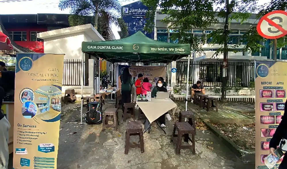 Suasana booth GAIA Dental Clinic yang dipadati warga saat penyelenggaraan CFD di kawasan Gor Haji Agus Salim, Kota Padang, Minggu (26/4/2026). Melalui layanan jemput bola ini, GAIA berkomitmen menyediakan akses konsultasi dan pemeriksaan gigi gratis guna memudahkan masyarakat mendapatkan edukasi kesehatan di ruang publik.