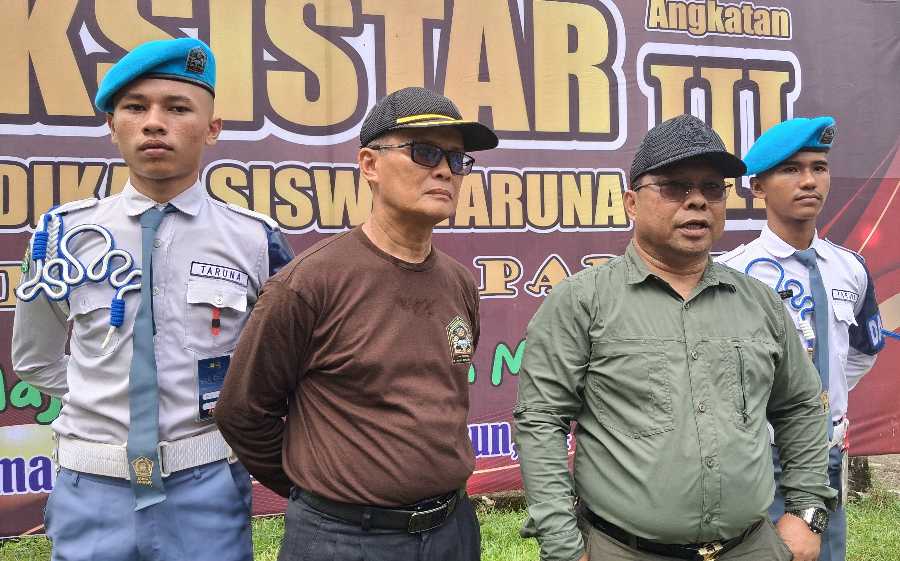 Kepala MAN 1 Padang Afrizal didampingi Waka Humas Aidia Nurfitra memberikan keterangan, saat pembukaan Diksistar Angkatan III tahun pelajaran 2016-2027, di ABG Waterpark Lubuk Minturun, Senin (24/8/2026).
