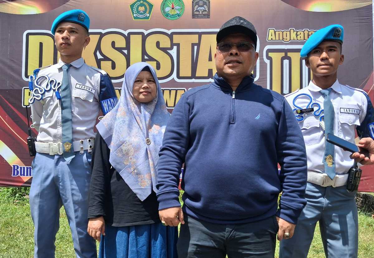 Kepala MAN 1 Kota Padang Afrizal didampingi Waka Siswa Arnelis, menyampaikan keterangan tentang program Kelas Taruna, usai upacara penutupan Diksistar Angkatan III di ABG Waterpark Lubuk Minturun, Kota Padang, Kamis (27/8/2026).
