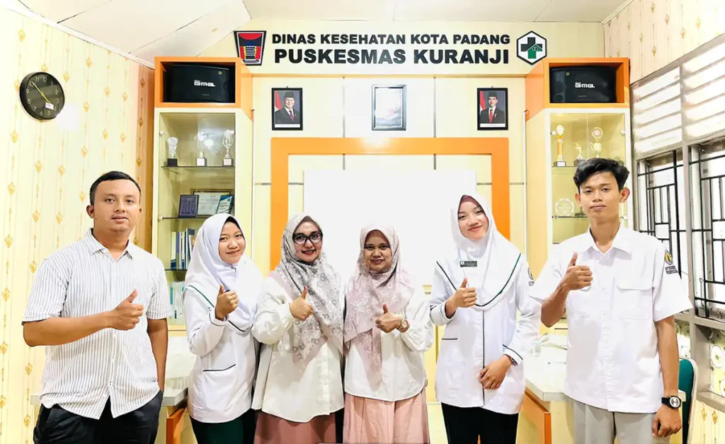 Tim Pengabdian kepada Masyarakat Universitas Mercubaktijaya berfoto bersama saat pelaksanaan program pemberdayaan kader kesehatan posyandu dalam mendeteksi secara dini kanker payudara berbasis aplikasi mobile, di Korong Gadang, Kuranji, Kota Padang.