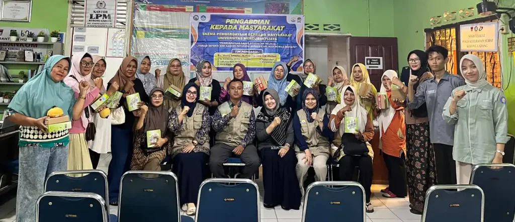 Tim Pengabdian kepada Masyarakat Universitas Mercubaktijaya berfoto bersama saat pelaksanaan program pemberdayaan kader kesehatan posyandu dalam mendeteksi secara dini kanker payudara berbasis aplikasi mobile, di Korong Gadang, Kuranji, Kota Padang.