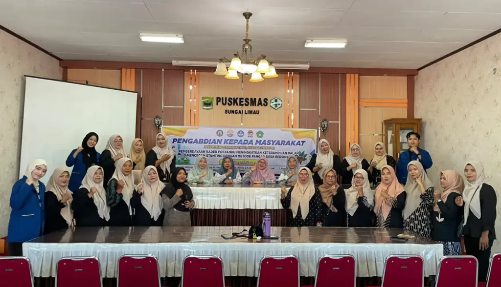 Tim pengabdian masyarakat Universitas Mercubaktijaya berfoto bersama saat kegiatan pemberdayaan kader posyandu dalam meningkatkan keterampilan guna mencegah stunting dengan Metode Pangan Desa BERSINAR, di Nagari Pilubang, Kecamatan Sungai Limau, Kabupaten Padang Pariaman.