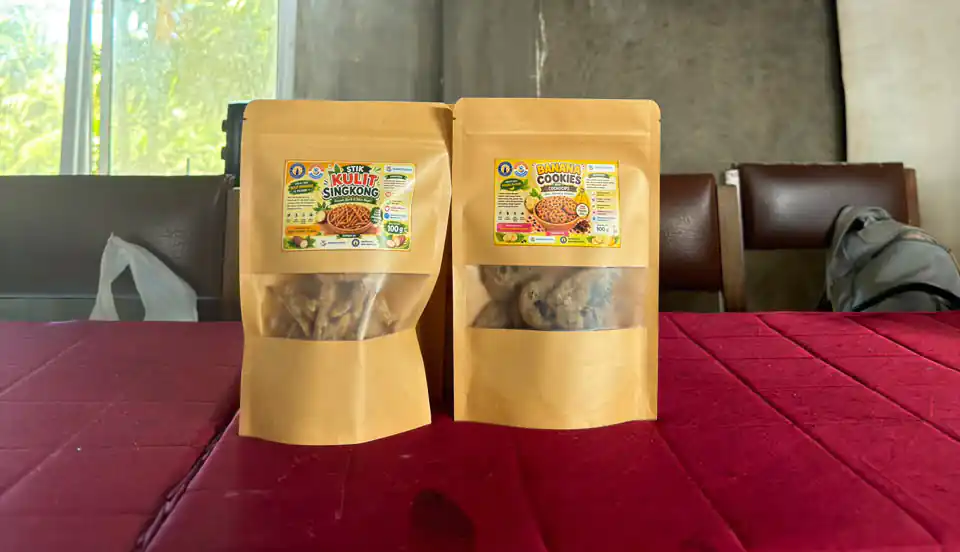 Hasil olahan bahan pangan lokal singkong dan pisang, menjadi alternatif makanan bergizi yang mudah dibuat serta diterapkan dalam skala rumah tangga maupun kegiatan posyandu untuk mencegah stunting.