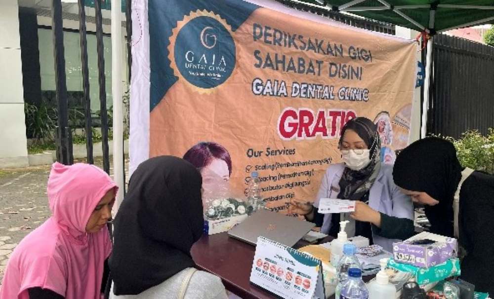 Dokter gigi Sri Intan Millenia melayani sesi konsultasi dan edukasi kesehatan gigi bagi warga yang mengunjungi booth gratis GAIA Dental Clinic di kawasan Car Free Day Padang.