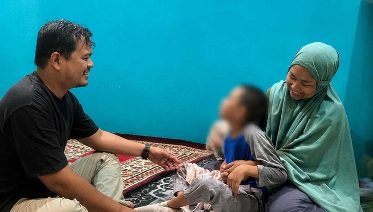 Tim pengabdian memberikan pendampingan dan panduan langsung kepada orang tua dalam menerapkan stimulasi komunikasi pada anak di rumah.