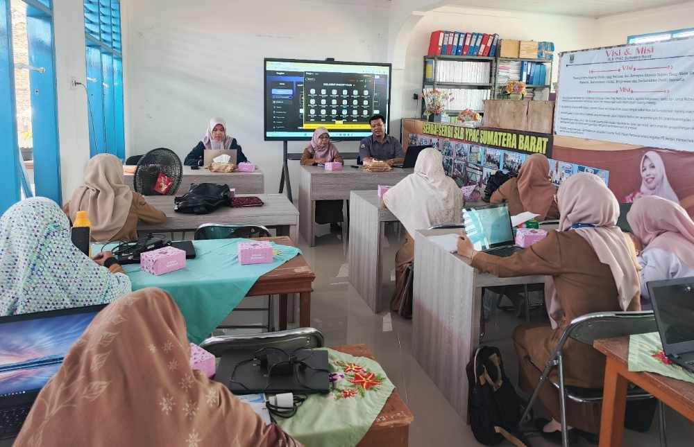Suasana pelatihan penguatan sustainability literacy bagi guru SLB YPAC Sumatera Barat yang digelar Universitas Mercubaktijaya. Para guru mendapatkan pelatihan pemanfaatan Artificial Intelligence untuk pembelajaran inklusif dan adaptif bagi peserta didik berkebutuhan khusus.