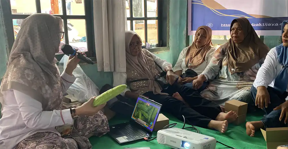 Tim pengabdian Universitas Mercubaktijaya memaparkan materi edukasi dan memperagakan pemilihan bahan herbal lokal yang berkualitas di hadapan para kader dan penderita diabetes.