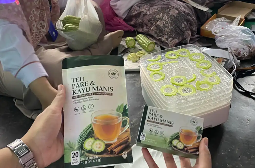 Produk olahan teh pare dan kayu manis hasil inovasi tim pengabdian Universitas Mercubaktijaya yang dikemas hienis dan terukur untuk membantu pengendalian gula darah penderita diabetes.