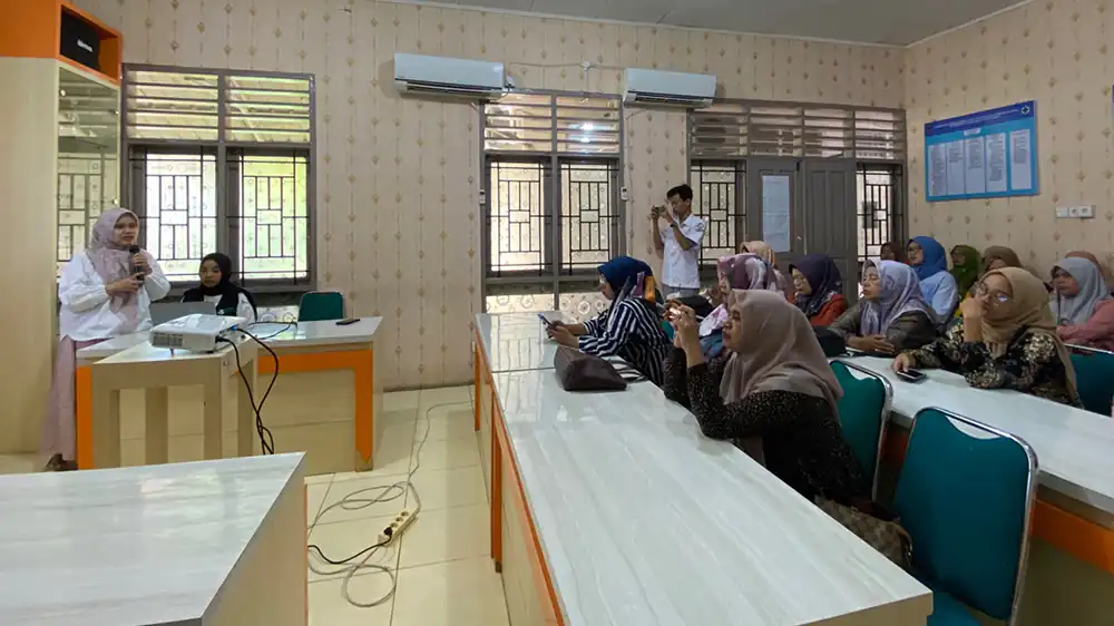 Tim Pengabdi Universitas Mercubaktijaya memberikan materi penguatan kompetensi pencegahan risiko komplikasi ginjal di hadapan puluhan kader kesehatan Kelurahan Korong Gadang, Puskesmas Kuranji, Kota Padang.