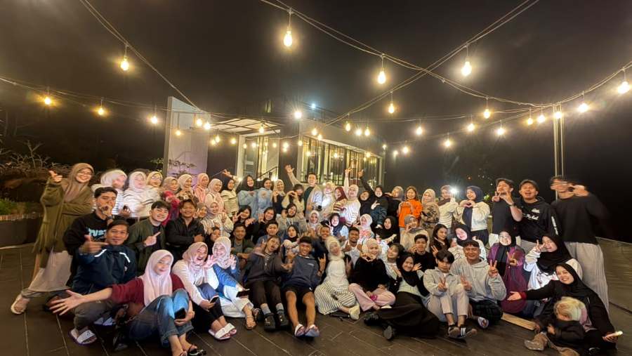 Karyawan dari tiga cabang GAIA Dental Clinic Kota Padang menikmati suasana malam keakraban yang hangat pada gelaran Family Day 2026 di Daima Moosa Glamping Park, Alahan Panjang.