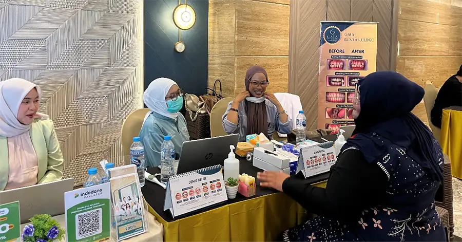 Pengunjung melakukan konsultasi kesehatan gigi bersama jajaran tim dokter dan staf pelayanan GAIA Dental Clinic di stan edukasi.
