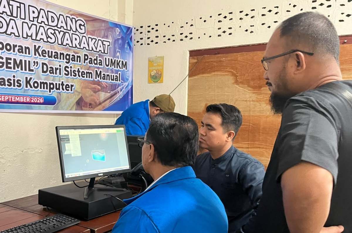 Tim dosen Politeknik ATI Padang mendampingi dan melatih pemilik serta pengelola UMKM "Sabana Ngemil" dalam mengoperasikan software transaksi dan laporan keuangan berbasis komputer.
