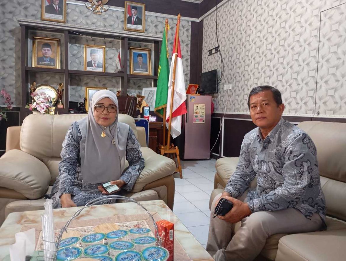 Kepala MAN 3 Padang Hj. Marliza didampingi Waka Humas Ihsan Lubis, saat memberikan keterangan terkait persiapan menghadapi TKA 2025. (Ist.)