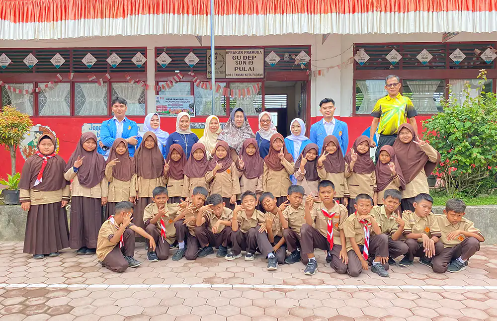 Tim PkM Universitas Mercubaktijaya berfoto bersama siswa saat memberikan pelatihan terapi kelompok terapeutik di SD Pulai, Kecamatan Koto Tangah, Kota Padang.