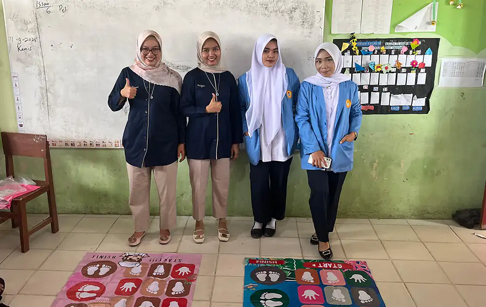 Tim PkM Universitas Mercubaktijaya dipimpin Ns. Ulfa Suryani, berfoto bersama saat memberikan pelatihan terapi kelompok terapeutik di SD Pulai, Kecamatan Koto Tangah, Kota Padang.