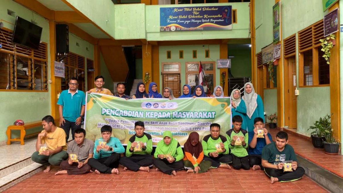 Tim pengabdian Universitas Mercubaktijaya berfoto bersama saat menggelar pelatihan untuk anak Autism Spectrum Disorder (ASD) guna mendorong peningkatan life skill melalui Program SENI, pelatihan olahan singkong, di SLB YPPA Padang. (Dok.)