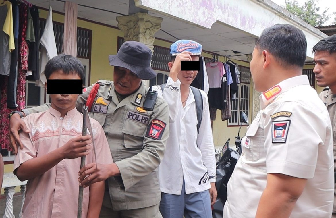 Satpol PP Padang mengamankan pelajar membolos dalam razia kedisiplinan di Kecamatan Pauh