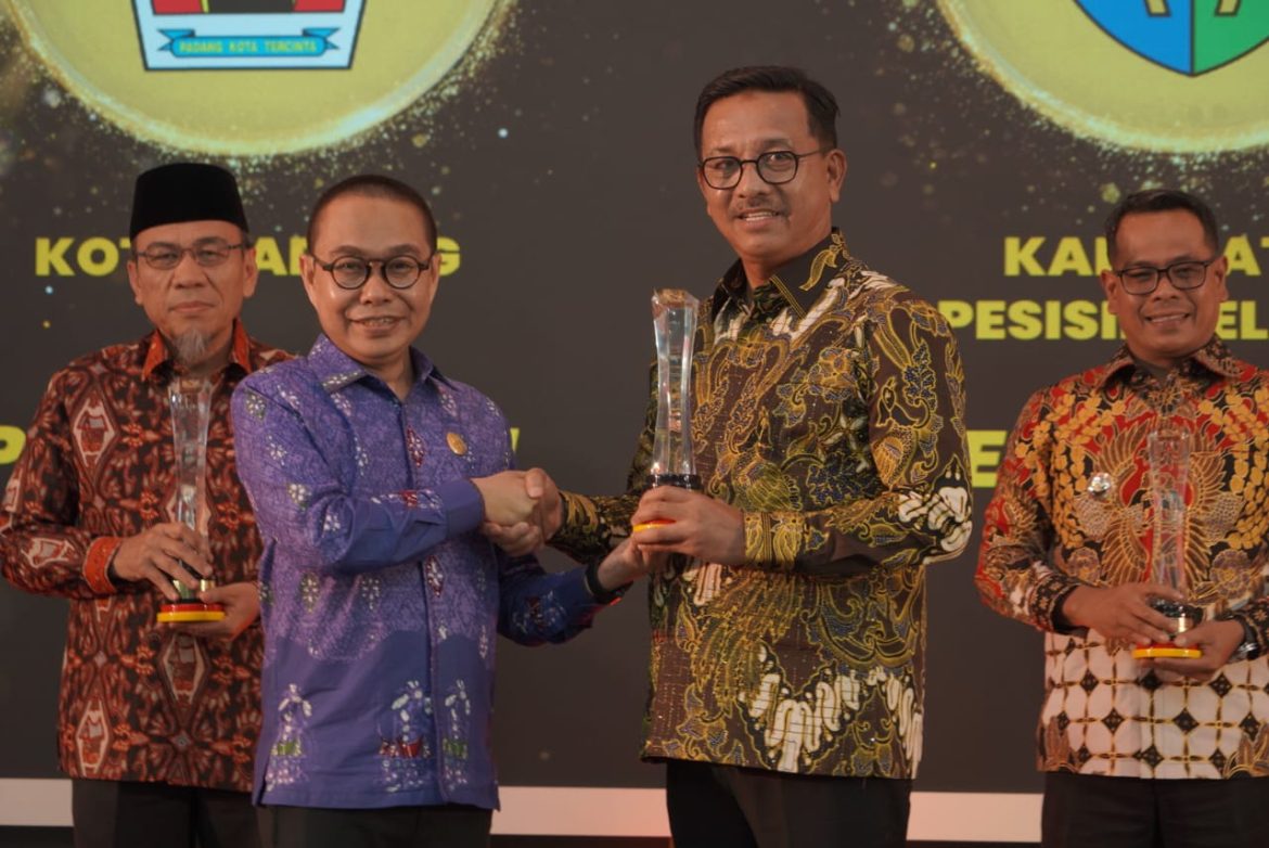 malam Anugerah Keterbukaan Informasi Publik dan Motivation Achievement Person 2025 yang digelar oleh Komisi Informasi (KI) Sumatera Barat di Auditorium Gubernuran, Selasa (18/11) malam.