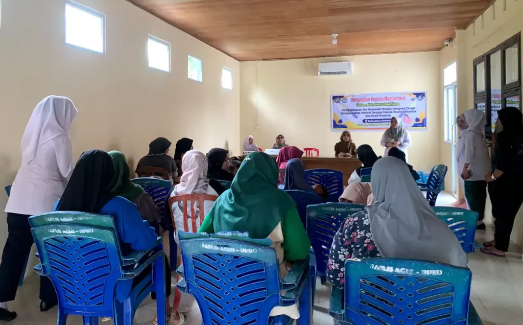 Peserta kegiatan melakukan mind mapping dan mengikuti sesi psychoeducation yang dipandu oleh tim pengabdi Universitas Mercubaktijaya untuk meningkatkan keyakinan menyusui.