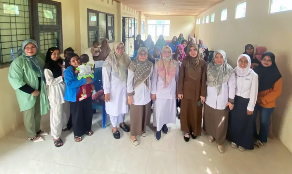 Tim pengabdian Universitas Mercubaktijaya berfoto bersama usai memberikan edukasi ASI eksklusif dan teknik pijat oksitosin kepada ibu menyusui di Kantor Kelurahan Andalas Padang.