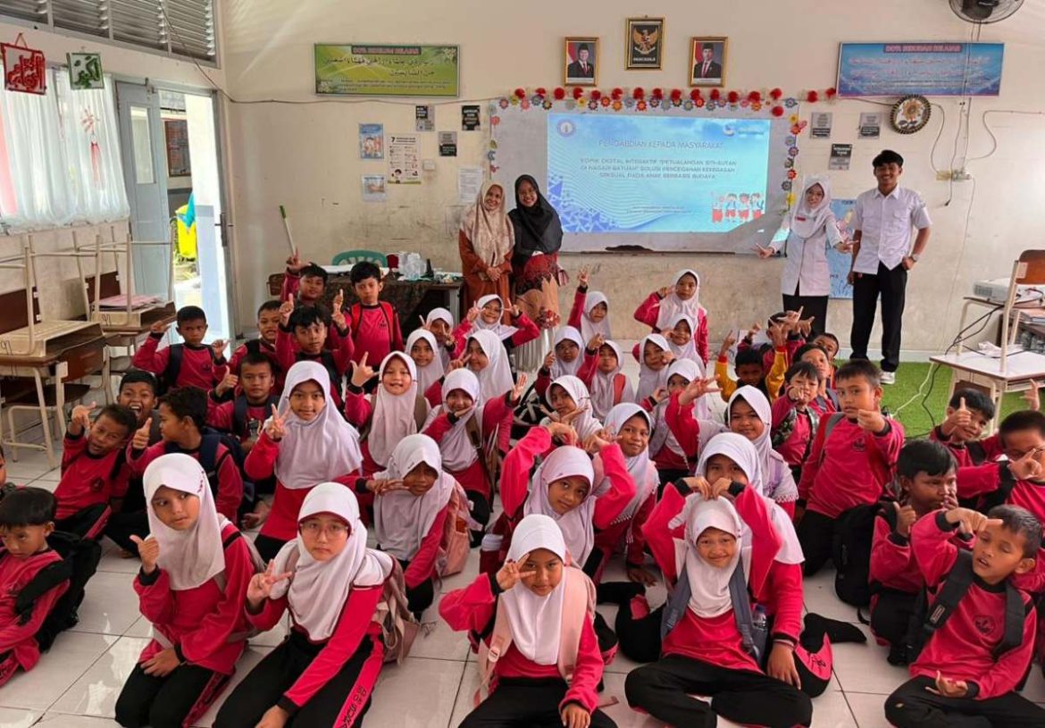 Tim pengabdian masyarakat Universitas Mercubaktijaya mengedukasi siswa SD 08 Surau Gadang Padang tentang pencegahan kekerasan seksual melalui komik digital interaktif berbasis budaya Minangkabau.