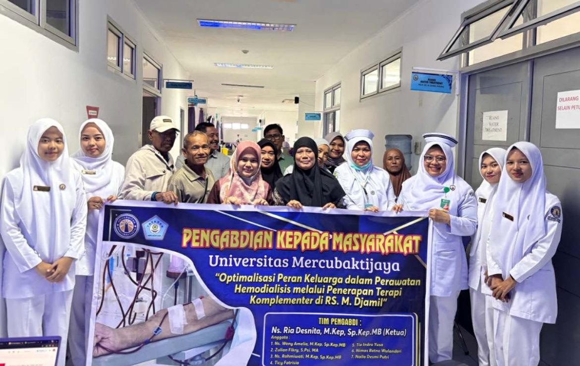 Tim pengabdian masyarakat Universitas Mercubaktijaya berfoto bersama usai memberikan edukasi perawatan hemodialisis kepada keluarga pasien di Ruangan Hemodialisis RS M Djamil Padang.