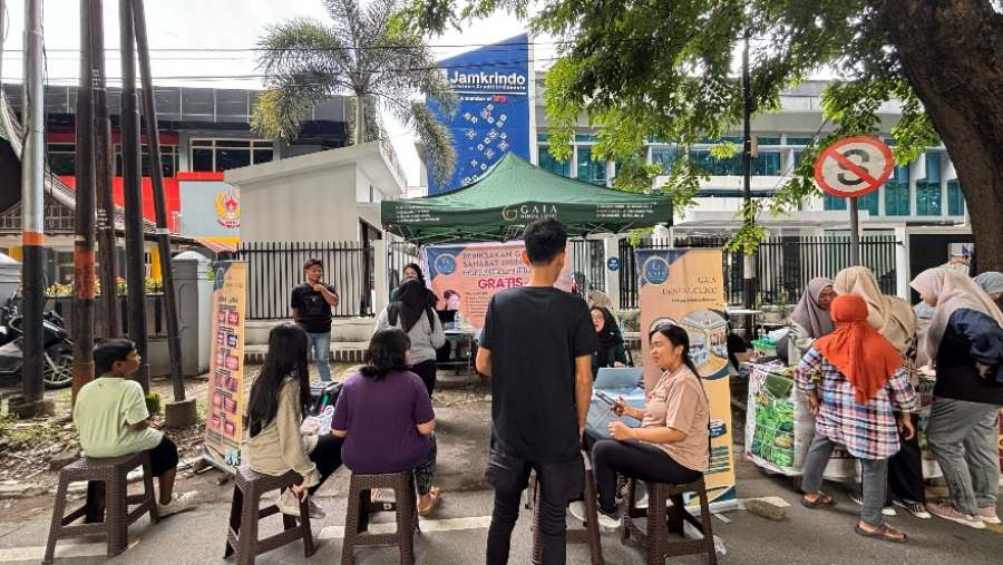 Tim GAIA Dental Clinic memberikan edukasi dan pemeriksaan gigi kepada warga saat kegiatan Car Free Day di GOR Haji Agus Salim, Padang. (Ist.)