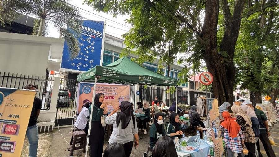 Tim GAIA Dental Clinic memberikan edukasi dan pemeriksaan gigi kepada warga saat kegiatan Car Free Day di GOR Haji Agus Salim, Padang. (Ist.)