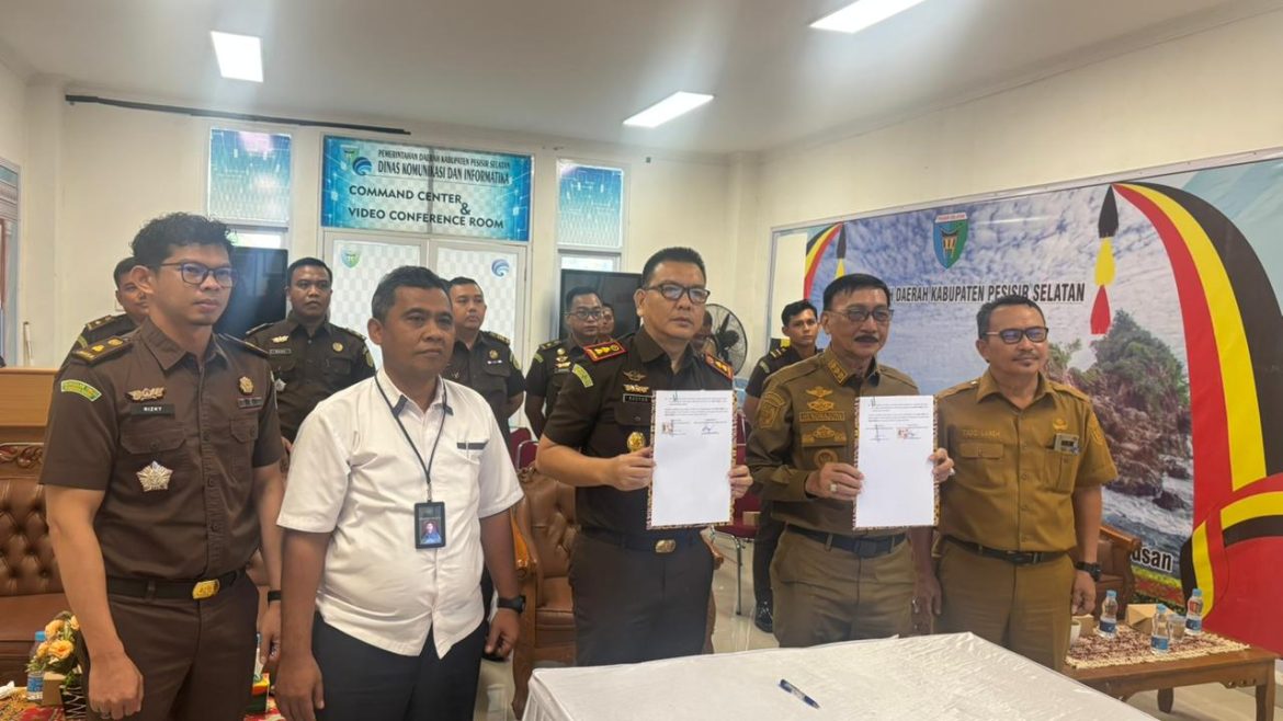 Bupati Pesisir Selatan Hendrajoni dan Kepala Kejaksaan Negeri Pesisir Selatan Mohd. Radyan, saat menandatangani Perjanjian Kerja Sama Pidana Kerja Sosial di Painan Convention Center, Senin (1/12).