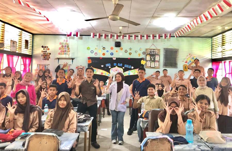 Tim medis GAIA Dental Clinic berfoto bersama siswa SMAN 4 Pekanbaru saat pelaksanaan program "GAIA Goes To School x Bimbel CSI" di Pekanbaru. Program ini merupakan strategi preventif GAIA untuk memperluas literasi kesehatan gigi di kalangan pelajar melalui pendekatan edukatif dan interaktif.