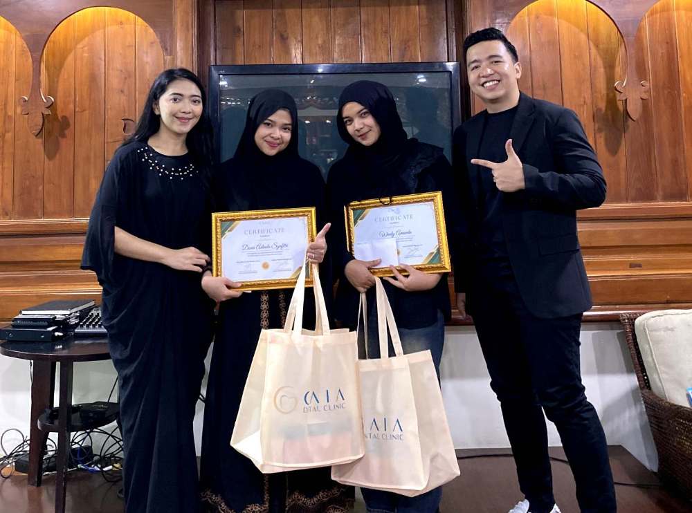 GAIA Dental Clinic memberikan penghargaan kepada karyawan berprestasi.