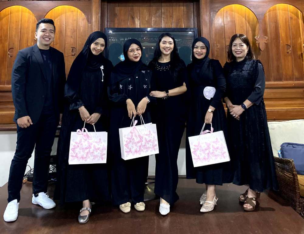 Karyawan mendapatkan hampers spesial dari GAIA Dental Clinic, pada acara buka puasa bersama.