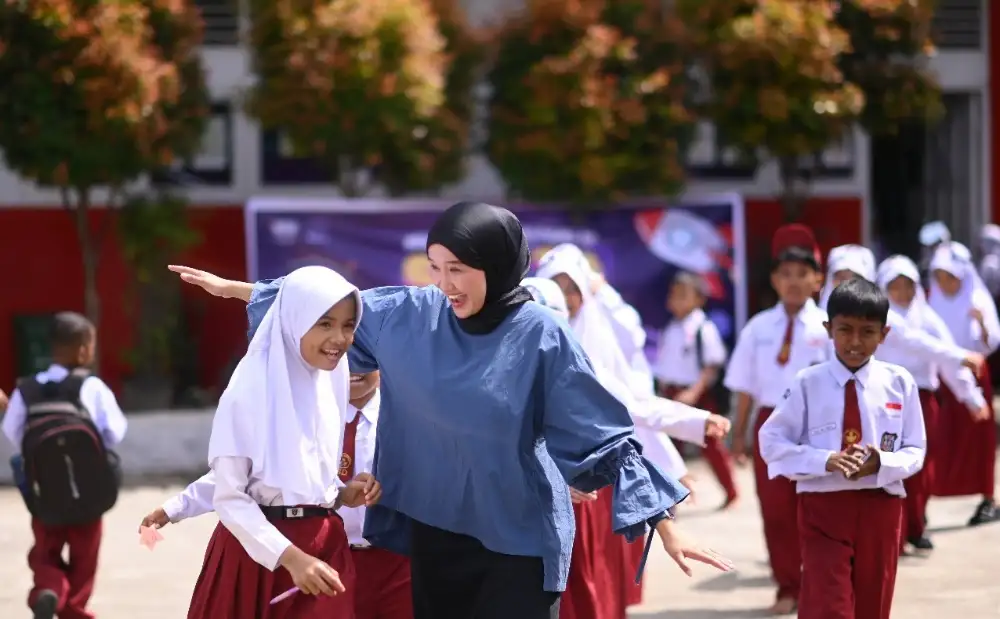 Usai mengikuti 3 sesi kelas, 154 siswa kelas 1, 2, dan 3 SDN 30 Kubu Dalam berjalan menuju Dinding Inspirasi untuk menuliskan cita-citanya.