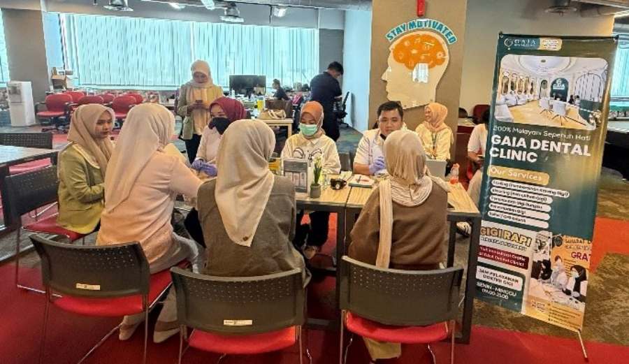 Suasana interaktif di area stan "GAIA X Grapari Telkomsel". Tampak sejumlah warga Pekanbaru antre dengan tertib untuk melakukan registrasi data dan konsultasi kesehatan gigi bersama tim dokter.
