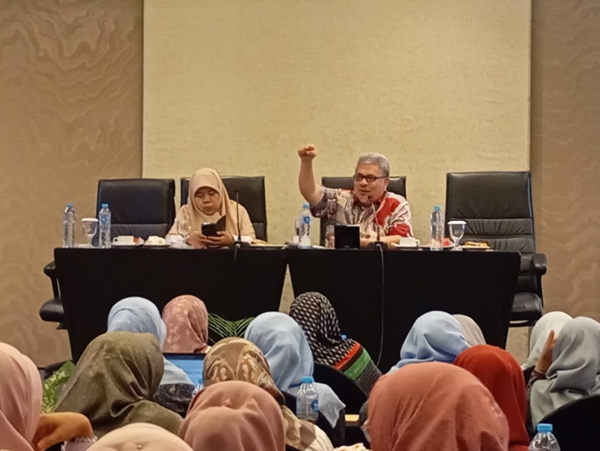 Ketua DPRD Sumbar Muhidi menyampaikan materi pada bimbingan teknis guru di Kota Padang