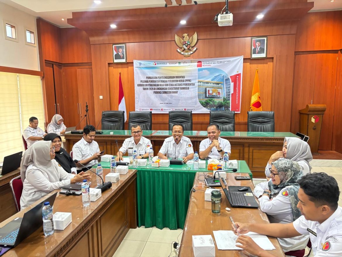 Ketua Bawaslu Sumbar Alni memimpin monitoring dan evaluasi program Semester I 2026 di Kantor Bawaslu Sumbar, Rabu (22/7).