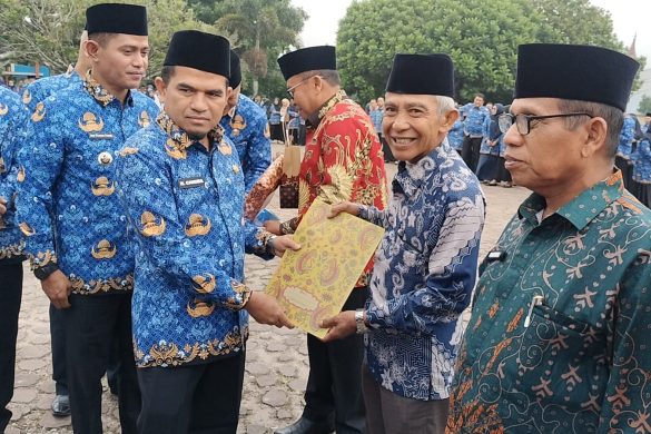 Pemkab Solok Serahkan SK Pensiun ASN, Bupati Tekankan Kinerja dan Disiplin