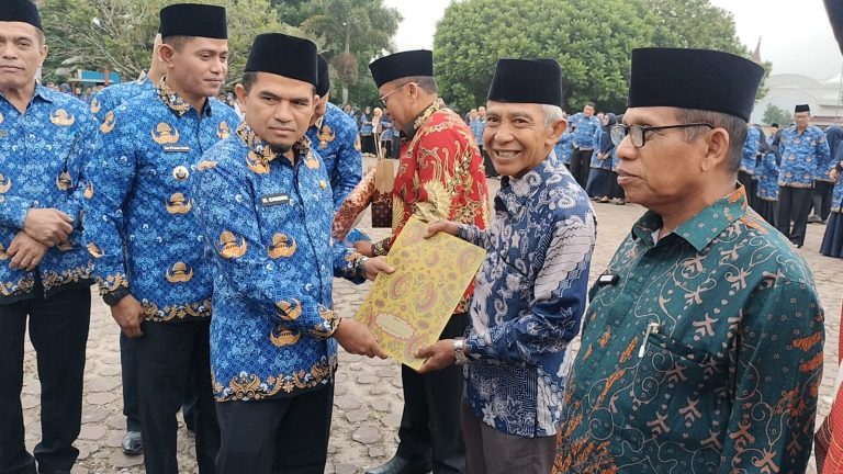 Pemkab Solok Serahkan SK Pensiun ASN, Bupati Tekankan Kinerja dan Disiplin