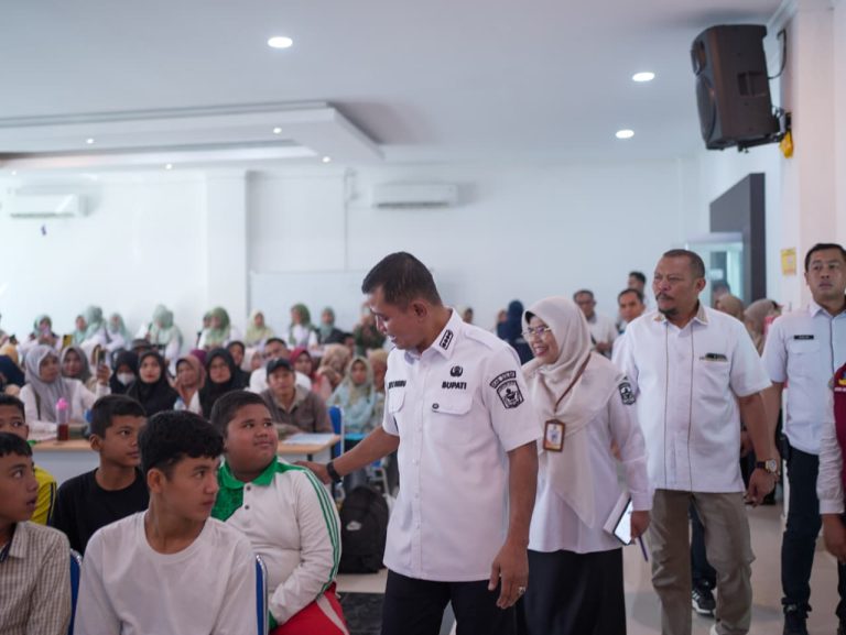Bupati Jon Firman Lepas 61 Siswa Sekolah Rakyat