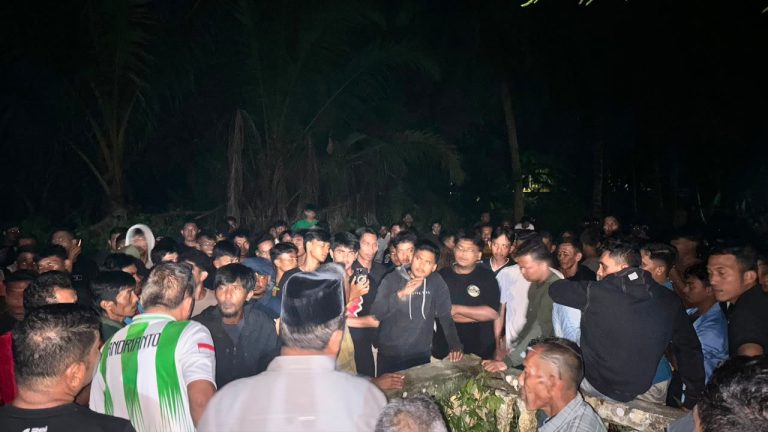 Ratusan Warga Gunung Malintang Demo Tolak PETI, Pondok Tambang Dibakar
