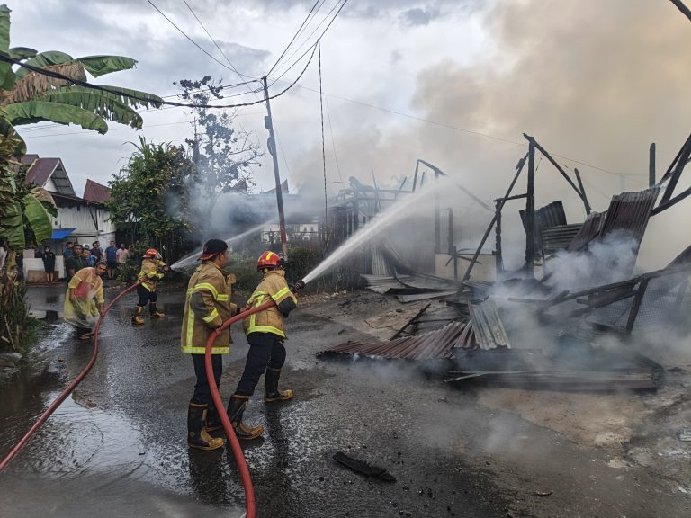 Kebakaran di Payakumbuh Barat, 5 Bangunan Hangus, 1 Pria Alami Luka Bakar
