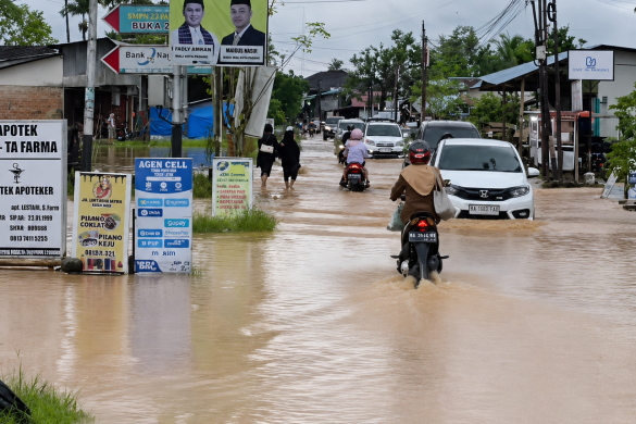 Hujan Deras Genangi Jalan, Akses RSUD Rasidin Padang Sempat Terganggu