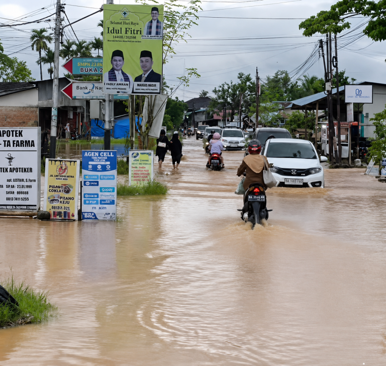 Hujan Deras Genangi Jalan, Akses RSUD Rasidin Padang Sempat Terganggu