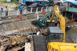 Empat Bangkai Kapal Angkat Jangkar dari Batang Arau Jelang HJK Padang